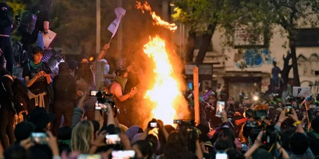 Meksika’da kadınlar, anayasa mahkemesini ateşe verdi