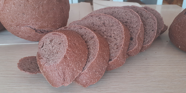 Kırmızı pancardan üretilen mor ekmek ücretsiz ikram ediyor