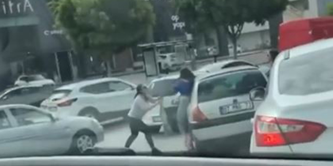 Antalya’da iki kadının, trafikteki saç başa kavgası kamerada