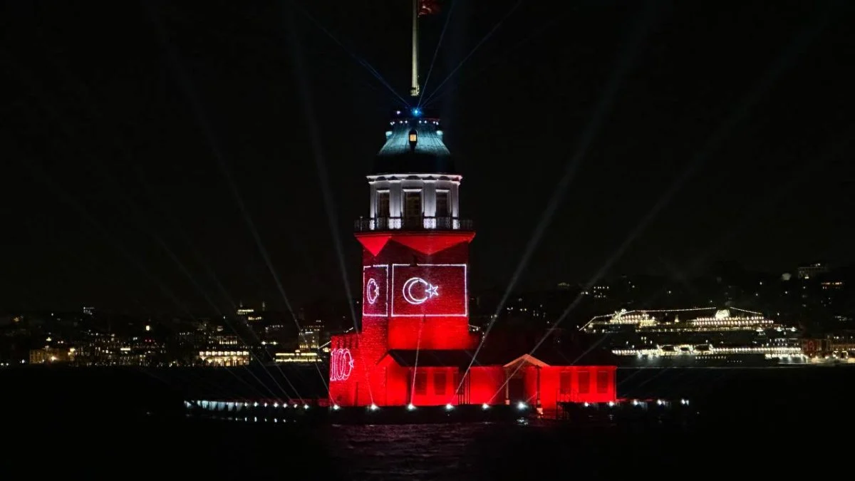 Kız Kulesi Türk bayrağı ile ışıklandırıldı