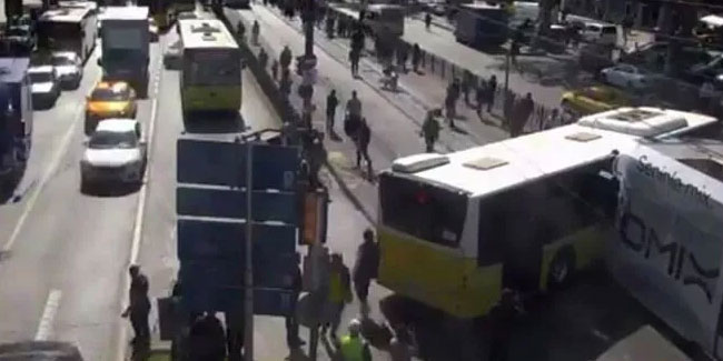 Fatih'te tramvayla İETT otobüsü çarpıştı! 6 kişi yaralandı