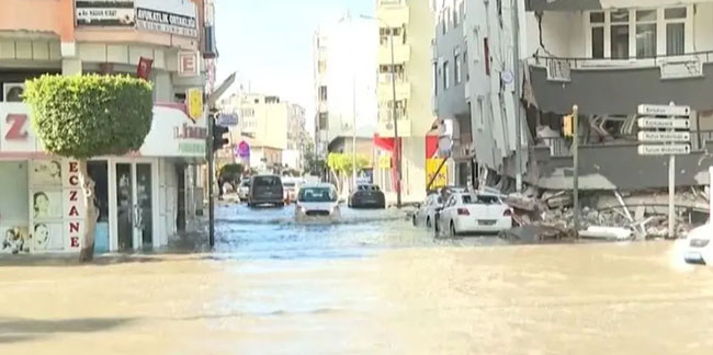 Deprem bölgesinde deniz taştı! Sokaklar sular altında!