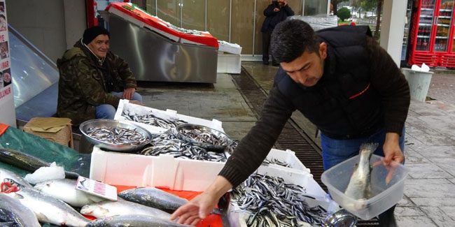 Olumsuz hava balıkçıları etkiledi: Avlanma azalınca fiyatlar arttı