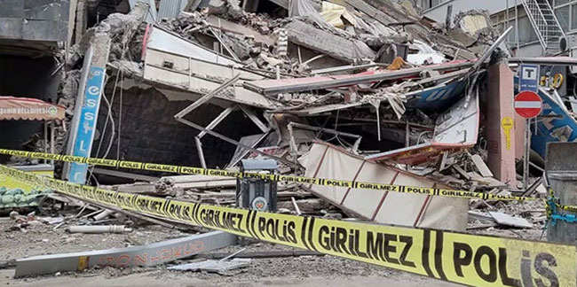 Malatya'da ağır hasarlı 7 katlı bina kendiliğinden çöktü