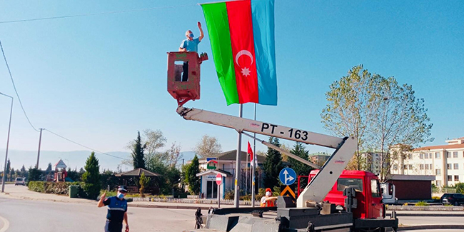  Körfez sokaklarında Azerbaycan bayrakları