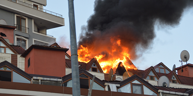 9 katlı binanın çatı katı alev alev yandı 