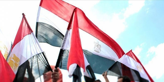 Mısır'da zafer cumasında 'Defol ey Sisi' sloganları