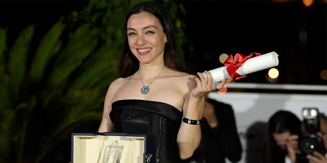 Cannes ödüllü Merve Dizdar'a oy kullanırken alkışlı karşılama