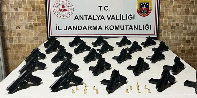 Antalya'da silah kaçakçılarına operasyon! 25 adet ruhsatsız tabanca ele geçirildi