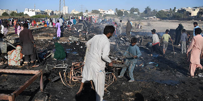Karaçi'deki gecekondu mahallesinde yangın 50 gecekondu alev alev yandı