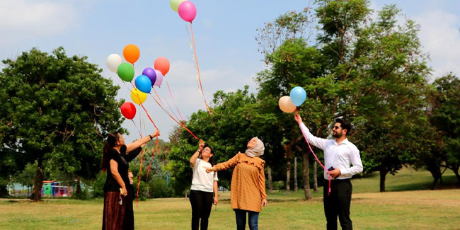 3 yıl sonra boşandı, zaferini balonlarla kutladı