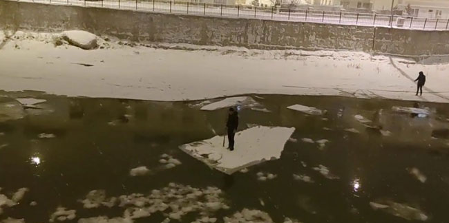 Buz ile Çoruh Nehri üzerinde gezinti polise takıldı