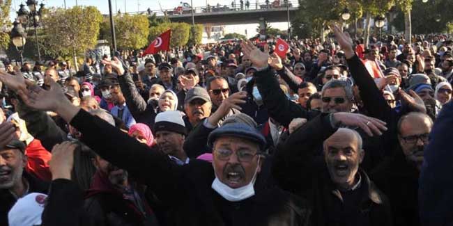 Tunus'ta devrimin 11. yılında halk sokaklara indi...