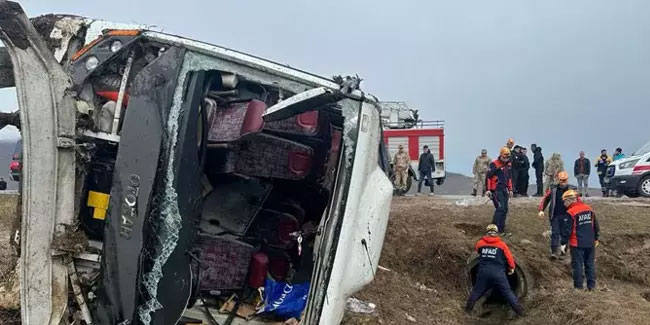 Van'da yolcu midibüsü devrildi: 7'si çocuk 27 yaralı