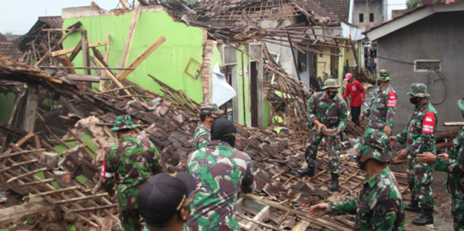 Endonezya'da şiddetli deprem: Çok sayıda ev yıkıldı