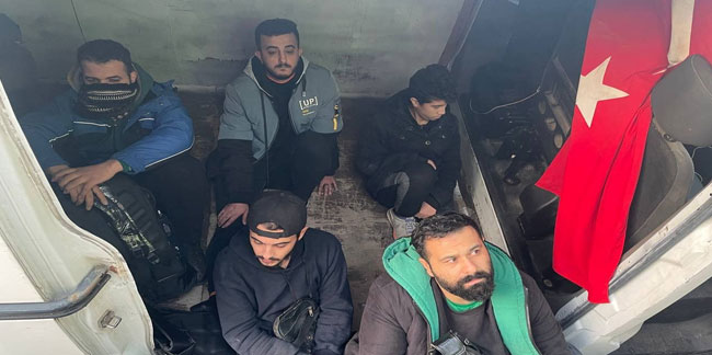 Kaza yapınca yakayı ele verdiler: 10 kaçak göçmen yakalandı
