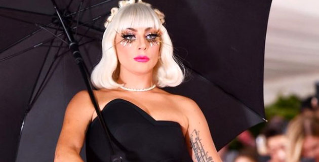 Dünyaca ünlü şarkıcı Lady Gaga'dan çırılçıplak küvet pozu