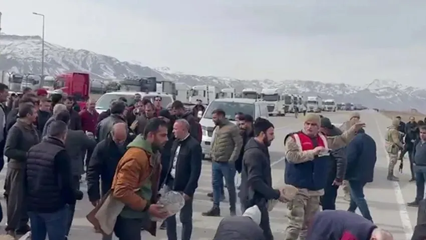 Ağrı'da İran sınırında 30 kilometre tır kuyruğu... Şoförler isyan etti!