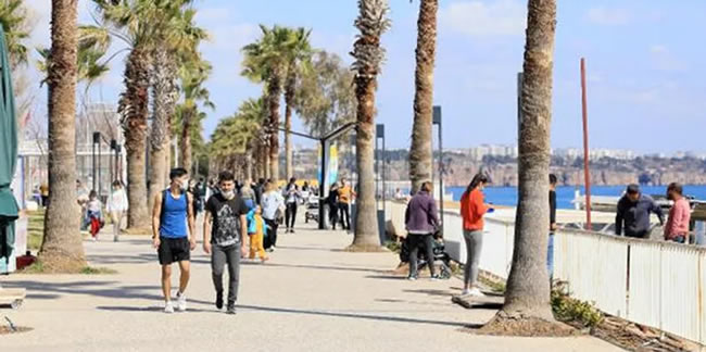 Antalya'da virüs unutuldu! Vatandaş sahile akın etti