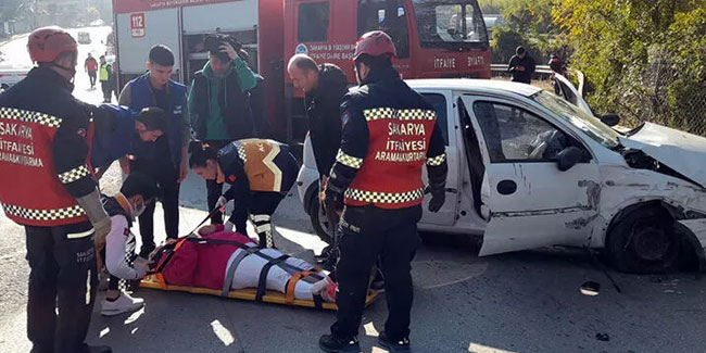 Sakarya'da otomobil, hafif ticari araca çarptı: 3 yaralı