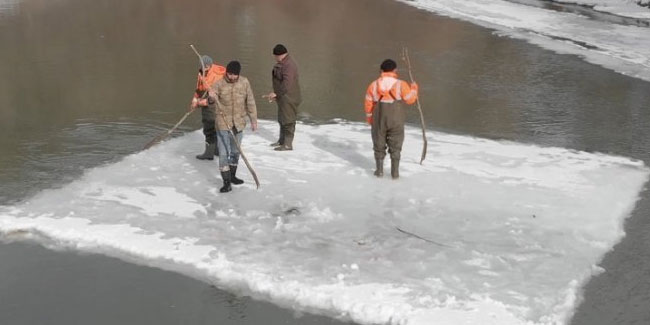 Buzdan sal yapıp balık avladılar