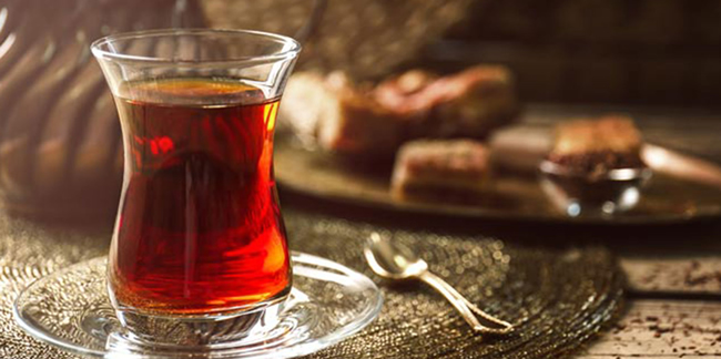 Rizelilere göre çay süzgeç kullanmadan, şekersiz, ince belli bardakta içilmeli