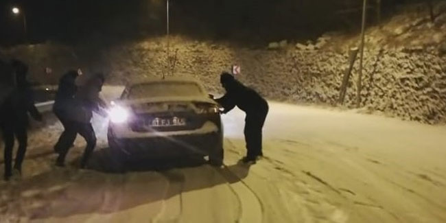 Trabzon'da karlı yolda sürücüler zor anlar yaşadı