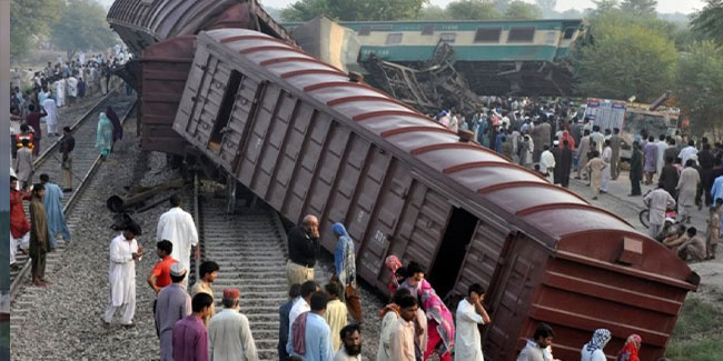 Pakistan'da yolcu treni kazası çok sayıda ölü ve yaralı var