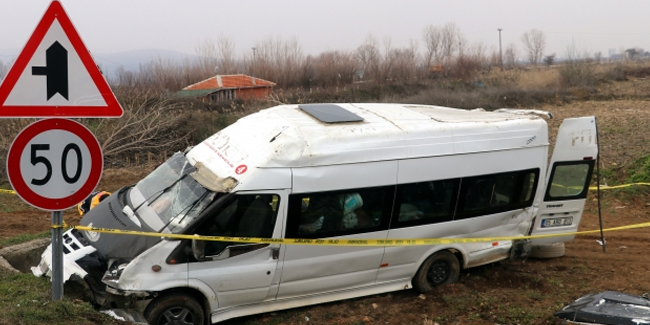 Tarım işçilerini taşıyan minibüs devrildi: 19 yaralı
