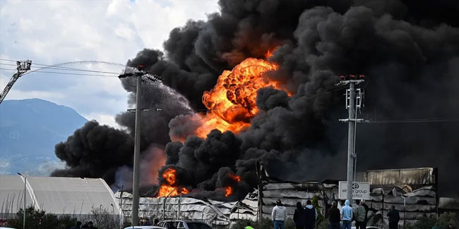 İzmir'de kimyasal malzemelerin bulunduğu depoda yangın