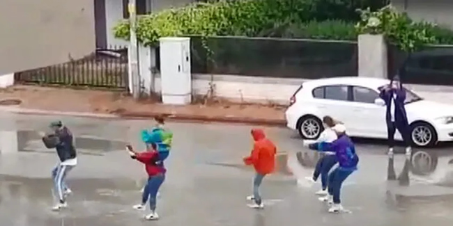 Yasağa rağmen sokakta dans ettiler