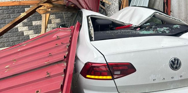 Rize’de fırtına çatıları uçurdu: Araçlar zarar gördü