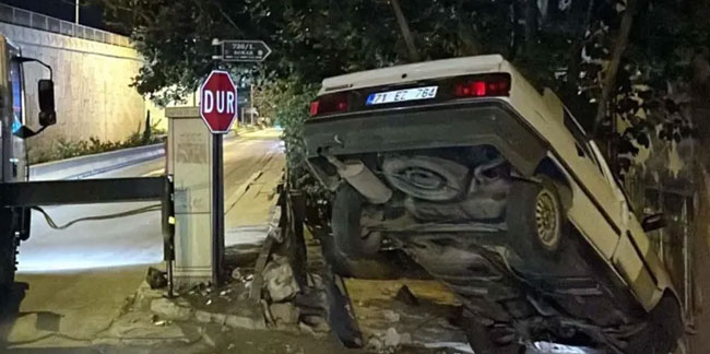 Kırıkkale'de otomobil apartman bahçesine düştü: 3 yaralı