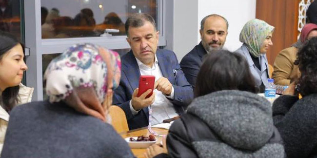 Vali Eldivan KYK'lı gençlerin iftar sofrasına konuk oldu