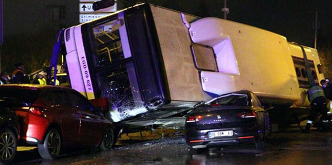 EGO otobüsü otomobillerin üzerine devrildi, 16 kişi yaralandı