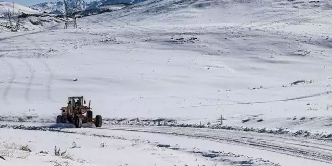 Van'da kardan kapanan yolları açma çalışmaları sürüyor