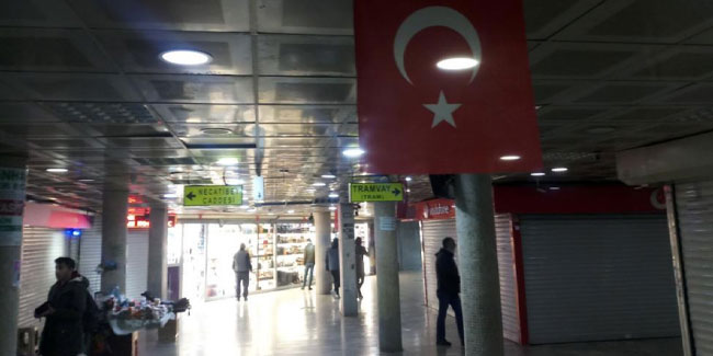 Türk bayrağına saldıranlara esnaftan dayak