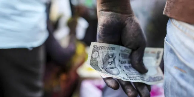 Hindistan’da gökten ‘para yağdı’