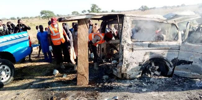 Nijerya'da feci otomobil kazası: 20 kişi yanarak öldü