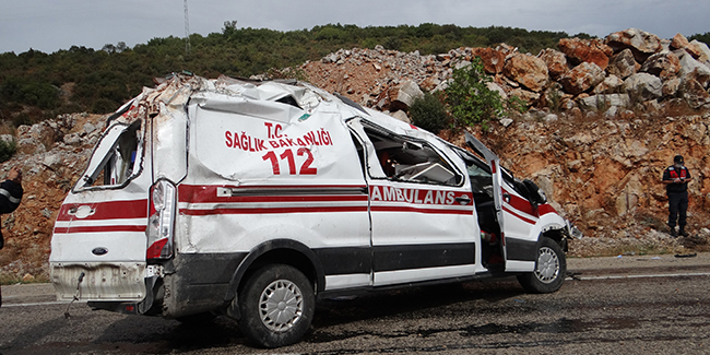 Bilecik'te hastaya giden ambulans kaza yaptı: 2 yaralı