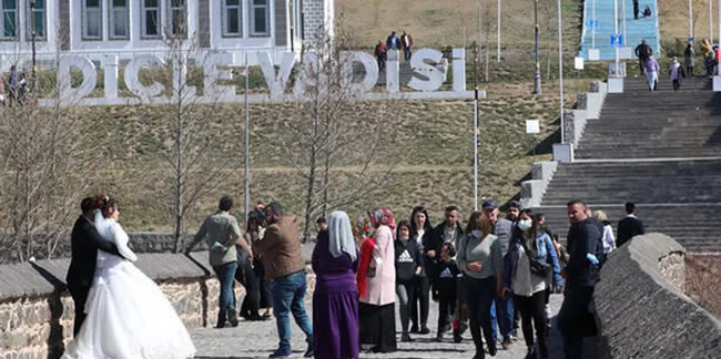 Kısıtlamasız ilk hafta sonu Diyarbakırlılar, tarihi mekanlara akın gitti