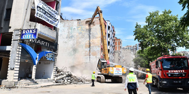 Çömlekçi'de oteller bölgesinin yıkımına başlandı