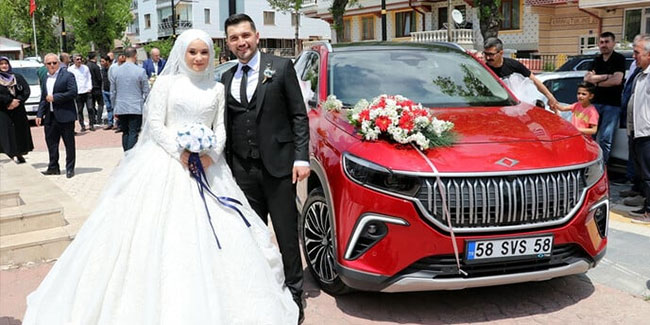 Sivas'ta 'Anadolu kırmızısı' Togg gelin arabası oldu