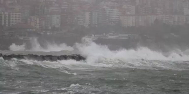 Zonguldak’ta kuvvetli rüzgar! 7 metreyi aşan dalgalar oluştu