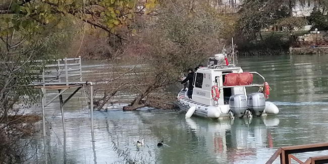 Manavgat Irmağı'nda ağaca takılı erkek cesedi bulundu