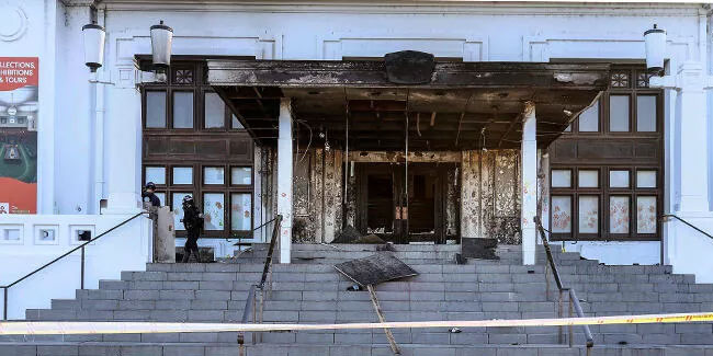Avustralya'da eski parlamento binası ateşe verildi
