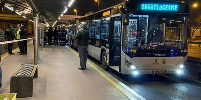 Durakta beklerken yola düşen kişi, metrobüsün altında kalarak öldü