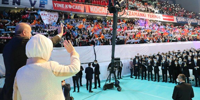 AKP Olağan Kongresi’ndeki sosyal mesafesiz kalabalığa ünlülerden sert tepki