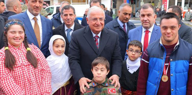 Bakan Güler’i Bayburt'ta down sendromlu çocuklar karşıladı