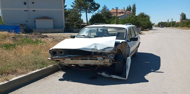 Sivas'ta ticari araç ve otomobil kafa kafaya çarpıştı! Kazada 1'i çocuk 3 kişi yaralandı